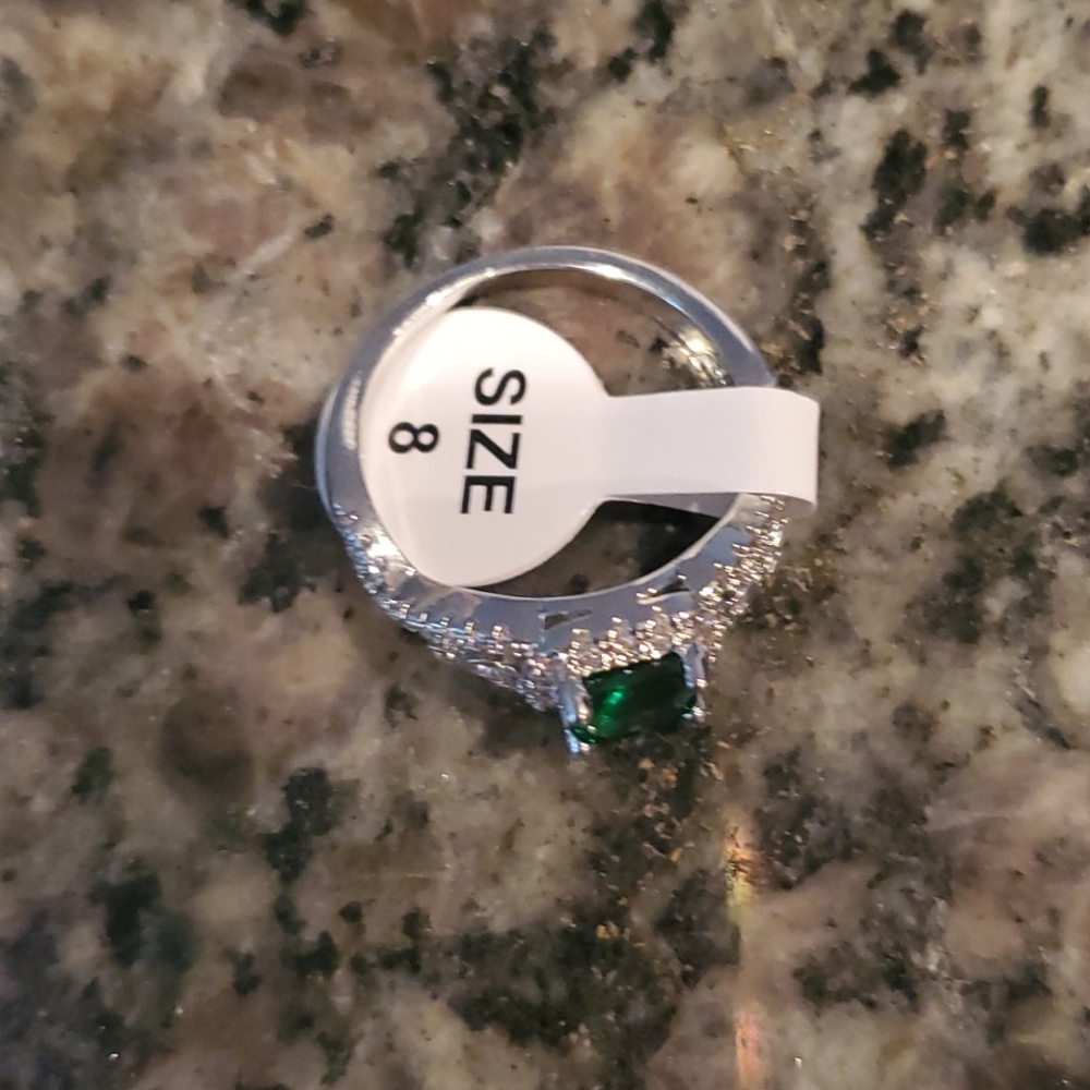 Silver Ring with emerald, size 8, new with tag - Picture 4 of 5